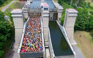 This image has an empty alt attribute; its file name is Peterborogh-Lift-lock-full-of-canoes.jpg